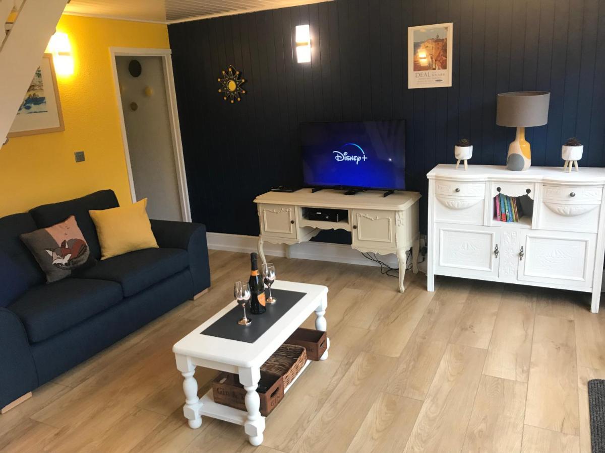 Foxes Sea Side Retreat Deluxe Chalet Is A Lovely Holiday Home Tucked Away On The Kent Coast Kingsdown  Exterior foto