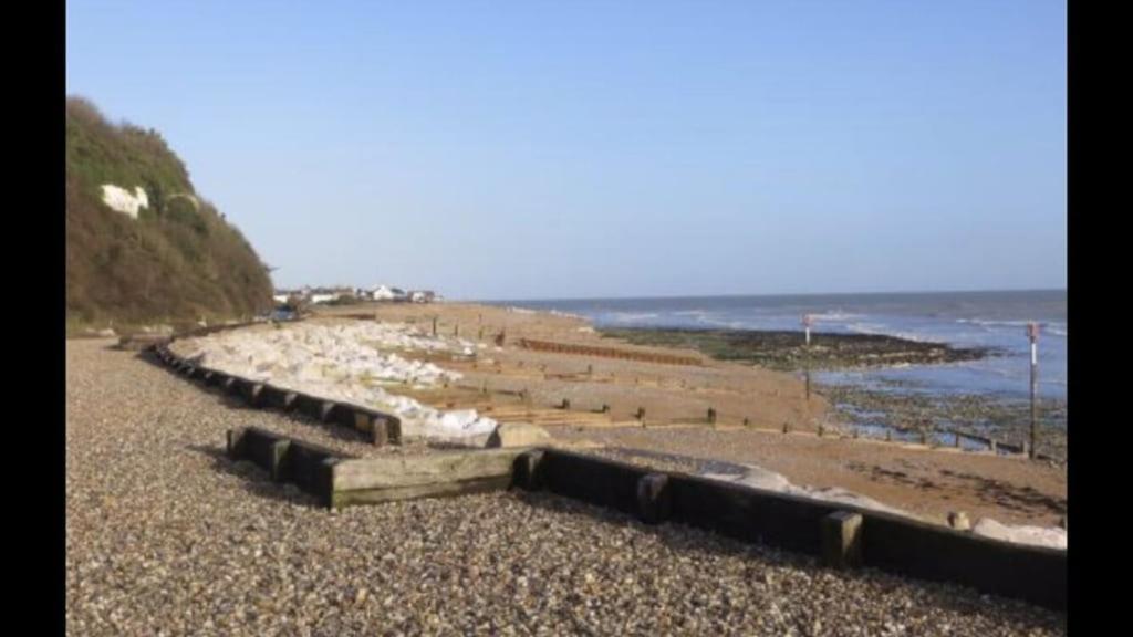 Foxes Sea Side Retreat Deluxe Chalet Is A Lovely Holiday Home Tucked Away On The Kent Coast Kingsdown  Exterior foto